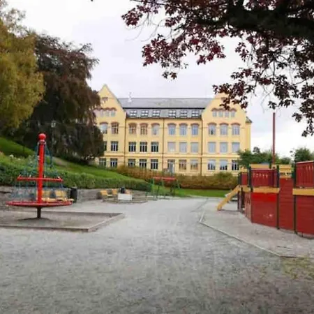 Hybel Rett Ved Sentrum.parkering Og Egen Inngang.