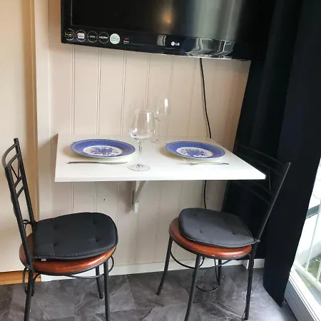 Hybel Rett Ved Sentrum.parkering Og Egen Inngang. * 奥勒松